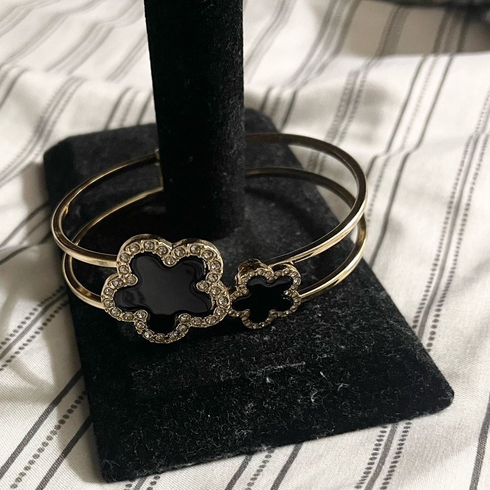 Flower bracelet - Picture 2 of 3